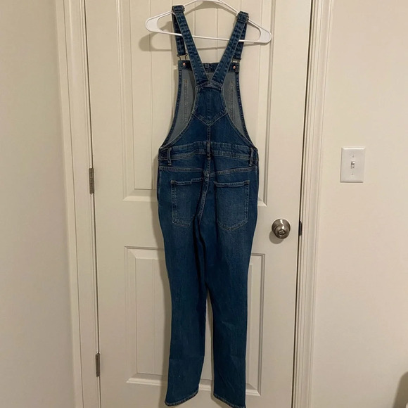 EUC | Old Navy women’s ripped distressed medium wash denim overalls — size 2 - Picture 7 of 10